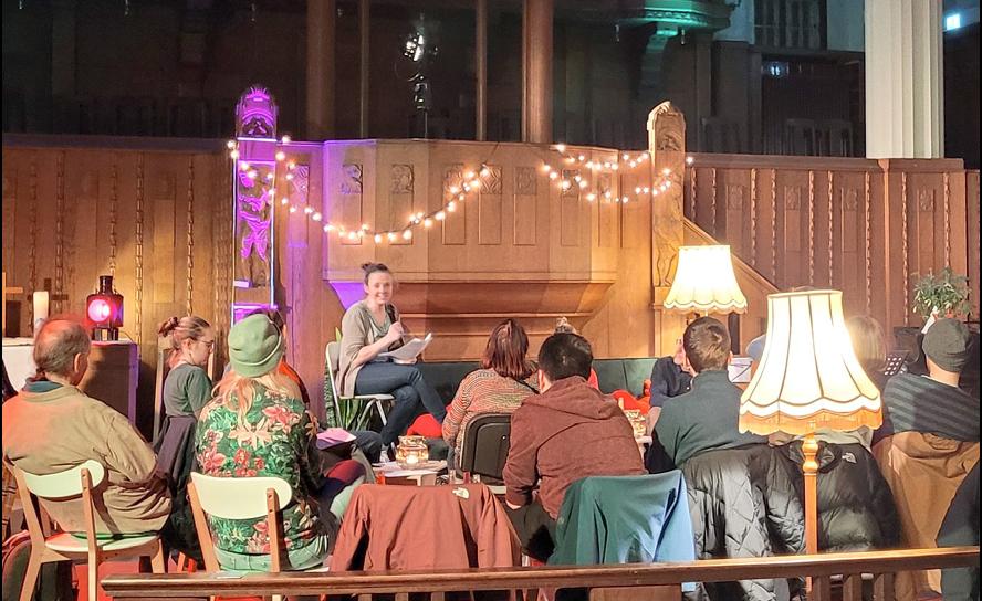 In der Philippuskirche Leipzig-Lindenau war Auftakt für den ersten Gottesdienst Wohnzimmerkirche in diesem Jahr. Foto: Linn Manegold