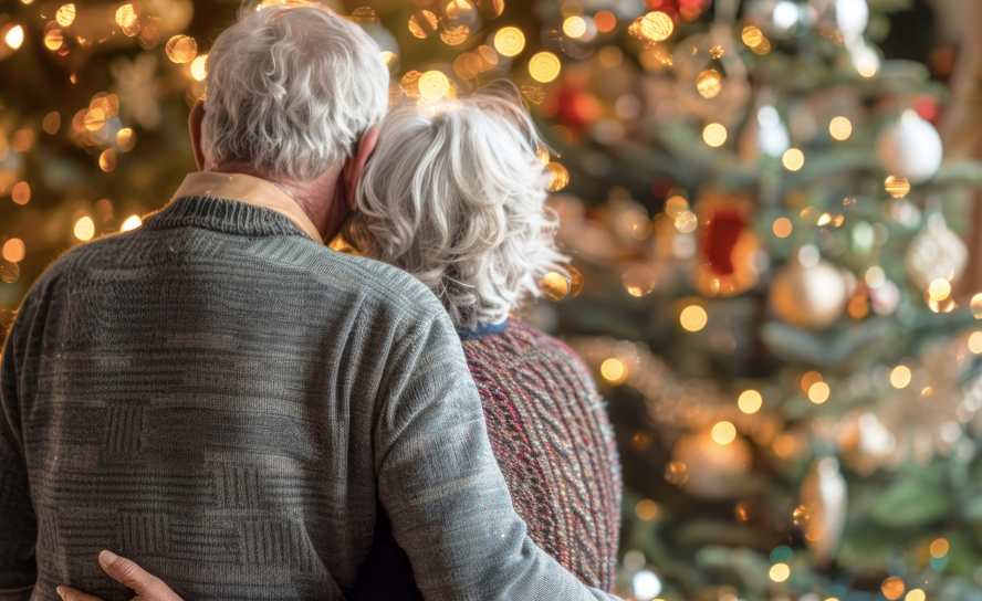 Der gute alte Tannenbaum spendet vor allem geschmückt zur Weihnachtszeit Freude. Am liebsten mit einem lieben Menschen an der Seite. © Jafree – stock.adobe.com