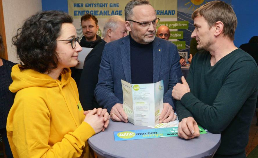 Die Vorstände der Energiegenossenschaft »Wir machen Energie«, Kristina Wittig und Georg Rudolph (r.), gewannen zur Eröffnung ihres Energie-Ladens in Mittweida auch Landrat Dirk Neubauer (M.) für ihr Projekt. © W. Sturm