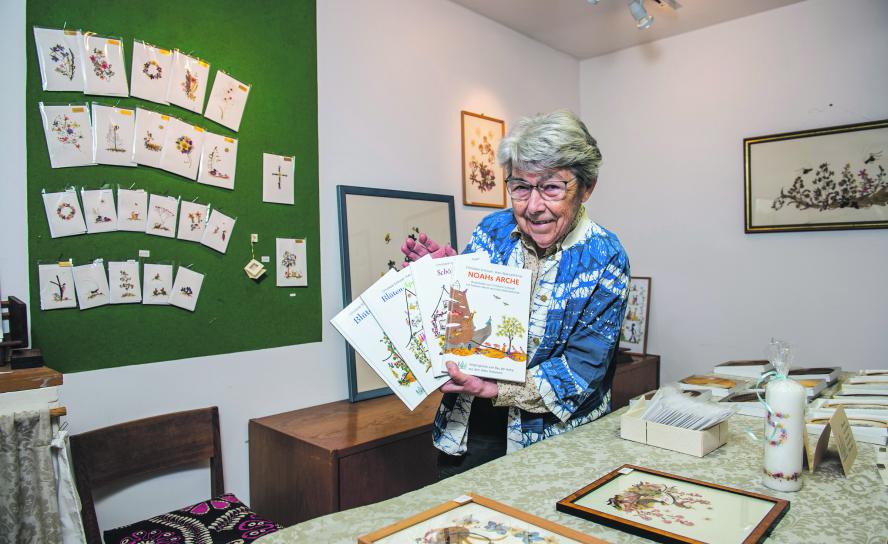 Christiane Schlüssel aus dem erzgebirgischen Auerbach gestaltet aus getrockneten Pflanzen ganz besondere Kunstwerke. Auch einzigartige Bücher sind bereits entstanden – die kleinen Texte erfreuen Alt und Jung. © Thomas Barth