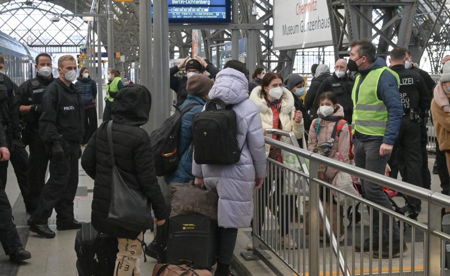 Ankunft in Sicherheit: Ankommenden Flüchtlinge aus der Ukraine werden im Hauptbahnhof Dresden von Helfern der Bahnhofsmission und Bundespolizei empfangen. Viele Freiwillige unterstützen sie dabei. © Steffen Giersch