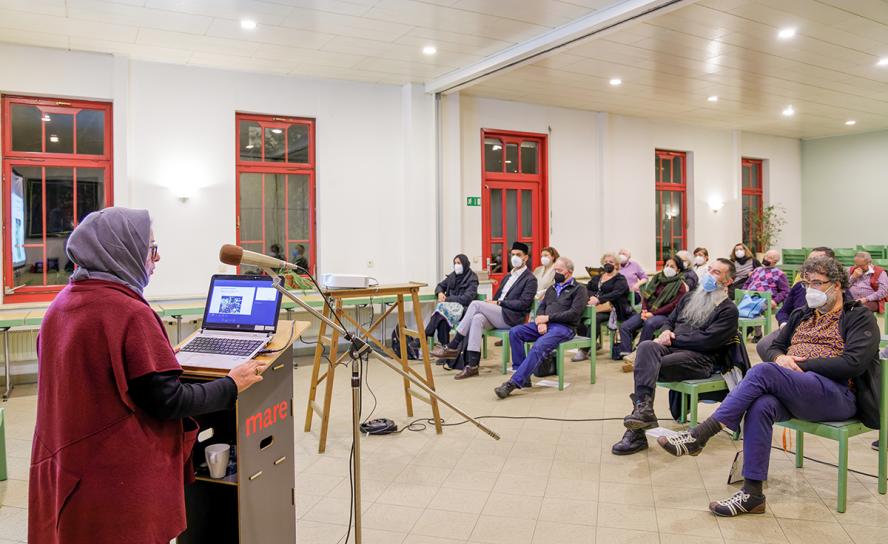 Gemeindehaus der Michaelis-Friedens-Kirchgemeinde: Dr. Hamideh Mohagheghi, Koranwissenschaftlerin an der Universität Paderborn und Vorstandsmitglied von Religions for Peace Deutschland, einem interreligiösen Netzwerk, hat am vergangenen Mittwoch ihre Ideen vorgestellt. © Uwe Winkler