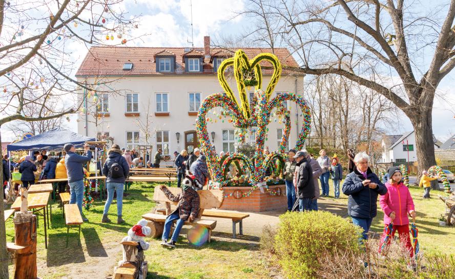 In Großpösna ist am Samstag der Osterbrunnen eröffnet worden. © Uwe Winkler