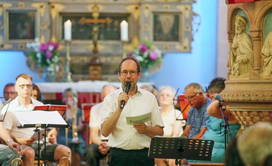 Kirchenfest in Kohren-Sahlis: Nach vierjähriger Pause hat der Kirchenbezirk Leipziger Land am Sonntag wieder einen Kirchenbezirkstag gefeiert. Mit dabei: Superintendent Jochen Kinder. © Jens Paul Taubert 