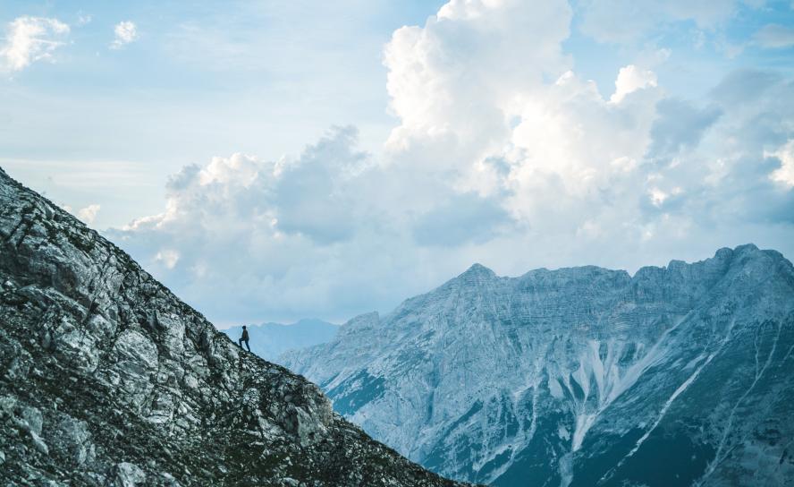 Allein in den Bergen: Filmszene aus »Märzengrund«. Mit eindrucksvollen Bildern spürt der Film einer Wiedervereinigung mit der Natur nach. © Metafilm