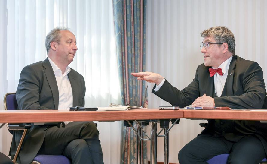 Ringen um den Frieden: Die Bischöfe Christian Stäblein (l.) und Friedrich Kramer. 