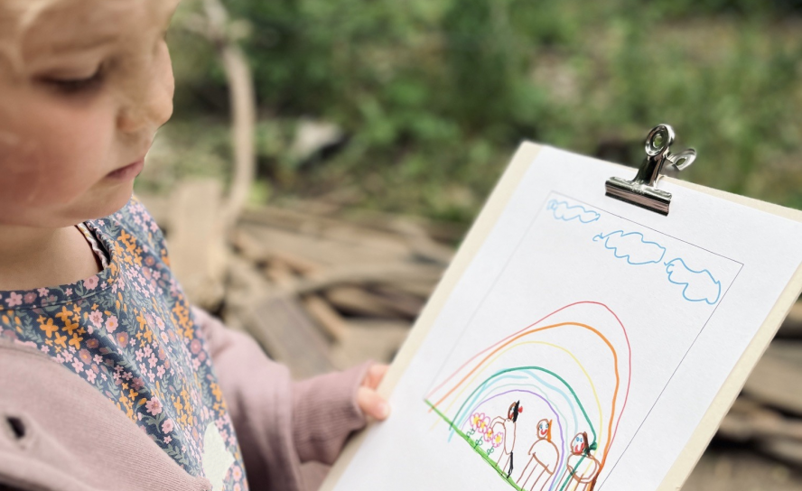 Angeleitet von drei Künstlern gestalteten Kinder aus vier christlichen und zwei städtischen Kitas in der Dresdner Neustadt ihre Bilder vom Paradies. © Diakonie Dresden/Natalie Fechner