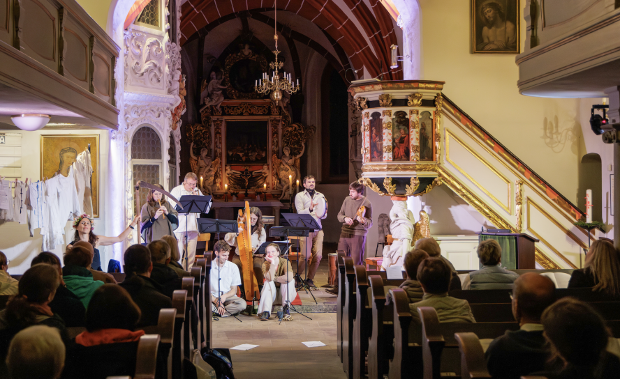 Apostelkirche Leipzig-Großzschocher vor wenigen Tagen: Das Ensemble Sospiratem (Leipzig) macht die Zeit des Bauernkrieges, der 1524–1526 stattfand, dank Musik anschaulich. © Uwe Winkler
