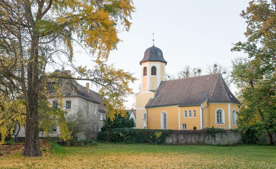 Besondere Kirche mit achteckigem Turm: Die Dorfkirche Zschorna, an der der Zahn der Zeit nagt. Doch Hilfe naht. © Thomas Barth