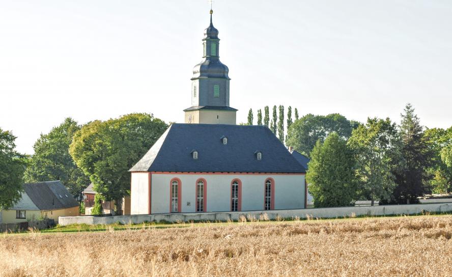 Die Dorfkirche von Ebersgrün ist der Heiligen Maria Magdalena gewidmet. Im Volksmund hat sich der Name »Kreuzkirche« eingebürgert, da sie bis zu einem schweren Unwetter im 19. Jahrhundert mit einem besonders schönen Giebelkreuz versehen war.