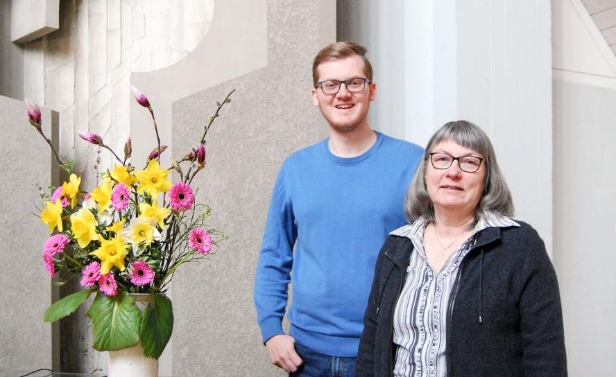 Freude am Ehrenamt: Dorothea Tschubert und Tim-Benedikt Attow engagieren sich ehrenamtlich in der Paulusgemeinde Leipzig-Grünau. © Birgit Pfeifer