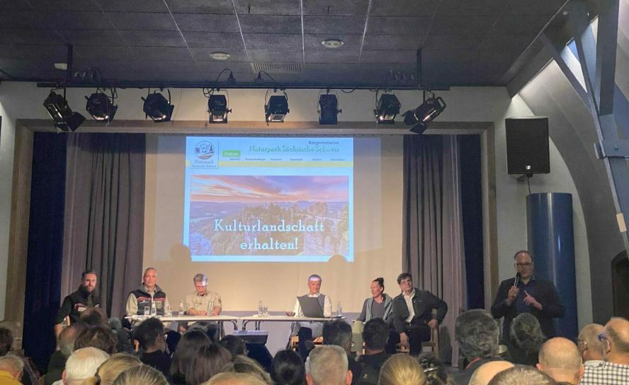 Max-Jacob-Theater Hohnstein (3. Mai): Mit Vertretern der Bürgerinitiative Naturpark sowie Nationalparkverwaltung © Lisa Grundler Max-Jacob-Theater Hohnstein (3. Mai): Mit Vertretern der Bürgerinitiative Naturpark sowie Nationalparkverwaltung © Lisa Grundler