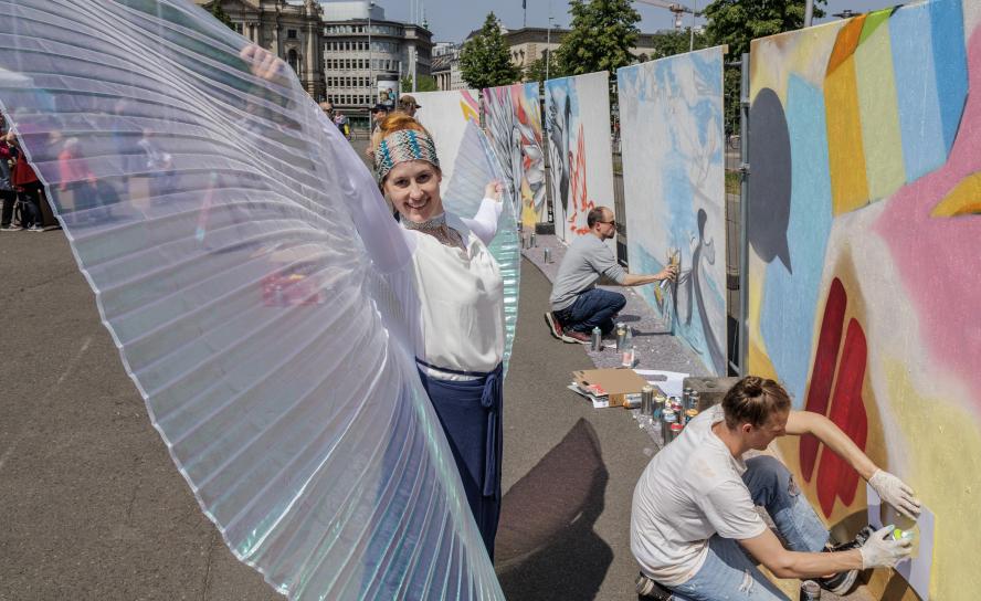 Mit Engeln und Graffitikunst: Kunstaktion von Pax Christi am Sonnabend auf dem Leipziger Wilhelm-Leuschner-Platz. © Uwe Winkler Mit Engeln und Graffitikunst: Kunstaktion von Pax Christi am Sonnabend auf dem Leipziger Wilhelm-Leuschner-Platz. © Uwe Winkler