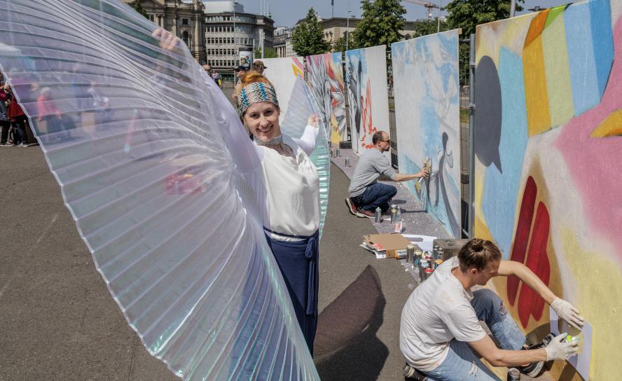 Mit Engeln und Graffitikunst: Kunstaktion von Pax Christi am Sonnabend auf dem Leipziger Wilhelm-Leuschner-Platz. © Uwe Winkler