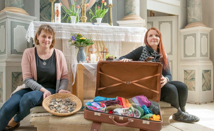 Besonderes Engagement in der Kirche Schmannewitz: Christiane Fleischmann und Marie Dietrich-Streubel mit ihrem Koffer voller Utensilien. © Thomas Barth 