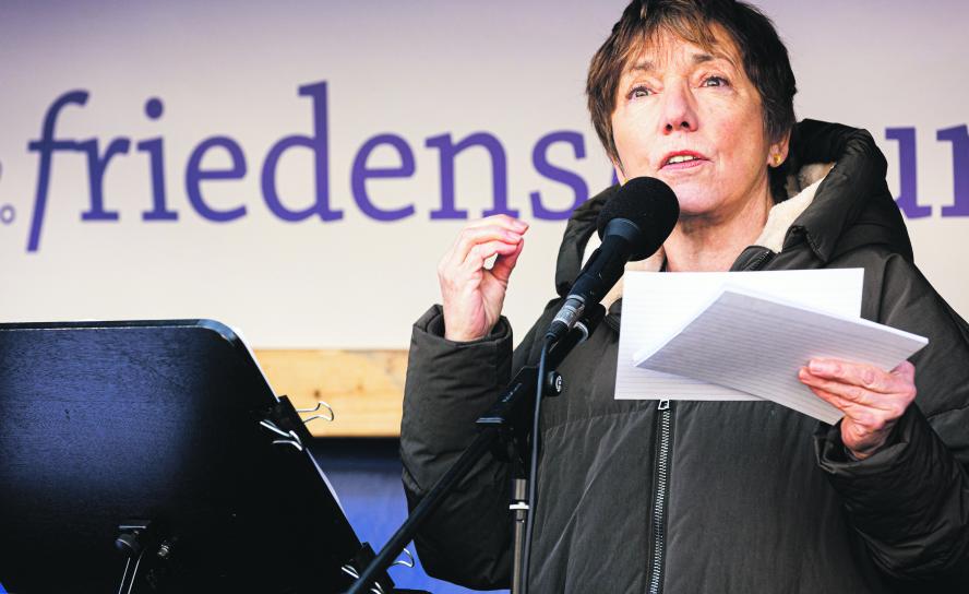 Im (Un-)Ruhestand: Margot Käßmann will anlässlich des 65. Geburtstages kürzer treten. Ihr Friedensengagement – wie auf der Kundgebung gegen Waffenlieferungen im Februar in Bonn (Foto) – bleibt ihr wichtig. Foto: epd-bild/Meike Boeschemeyer