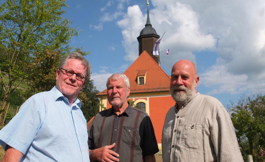 Die Drei von der Weinbergkirche Pillnitz: Vorstandsmitglieder Matthias Lugenheim und Christian Decker sowie Jochen Flade (v. l.) von der Interessengemeinschaft. © Tomas Gärtner