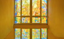 Matthias Klemms Glasfenstergestaltung im Treppenhaus der Evangelischen Schule »Stephan Roth« in Zwickau. © Bert Harzer