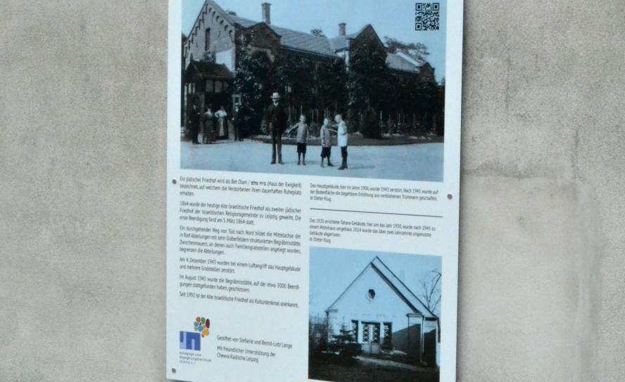 Die neue Gedenk- und Erklärtafel auf dem Alten Jüdischen Friedhof Leipzig © K. Richter