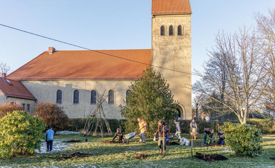 Große Pflanzaktion vor der Kirche Deutzen im Leipziger Land: Auf dem Land der evangelischen Kirchgemeinde hat der ökumenische Verein Ökokirche Deutzen zahlreiche Bäume und Sträucher gepflanzt. © Uwe Winkler