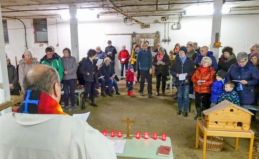 Pfarrer Gerald Kluge von der Katholischen Pfarrei Osterzgebirge hält Andacht im Schafstall von Familie Drutschmann. © Daniel Förster Pfarrer Gerald Kluge von der Katholischen Pfarrei Osterzgebirge hält Andacht im Schafstall von Familie Drutschmann. © Daniel Förster