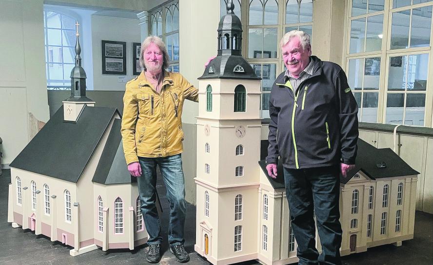 Manfred Schmidt (l.) und Jörg Ißermann haben die Kirchenmodelle der Waldheimer Gotteshäuser nachgebaut. Nun erhalten die Kunstwerke aus Holz einen Ausstellungsraum in der Stadtkirche direkt unter der Orgel. © K. Rudolph