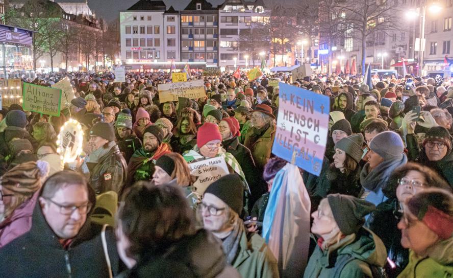 Mehrere zehntausend Menschen sind am 16. Januar in Köln gegen Rassismus auf die Straße gegangen. © epd-bild/Guido Schiefe