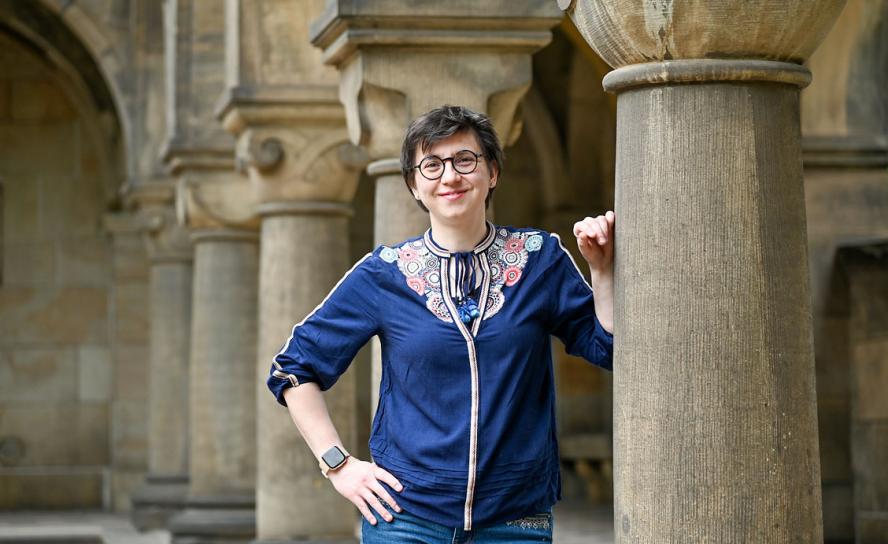 Dr. Laura Toma vor der Versöhnungskirche Dresden- Striesen – sie unterstützt die Kirchenmusik der Gemeinde. Auch die Website www.kirchgemeindedresden-blasewitz.de/kirchenmusik gestaltet sie mit. © Steffen Giersch