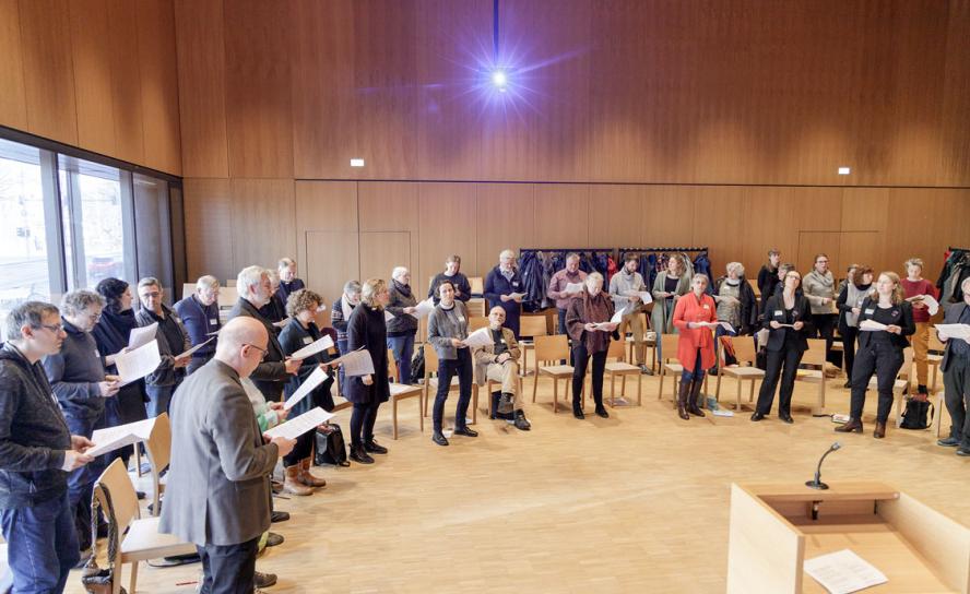 In der Propsteikirche Leipzig trafen sich am vergangenen Donnerstag Interessierte, um über die Ergebnisse der Vollversammlung des Ökumenischen Rates der Kirchen 2022 in Karlsruhe zu diskutieren. © Uwe Winkler In der Propsteikirche Leipzig trafen sich am vergangenen Donnerstag Interessierte, um über die Ergebnisse der Vollversammlung des Ökumenischen Rates der Kirchen 2022 in Karlsruhe zu diskutieren. © Uwe Winkler