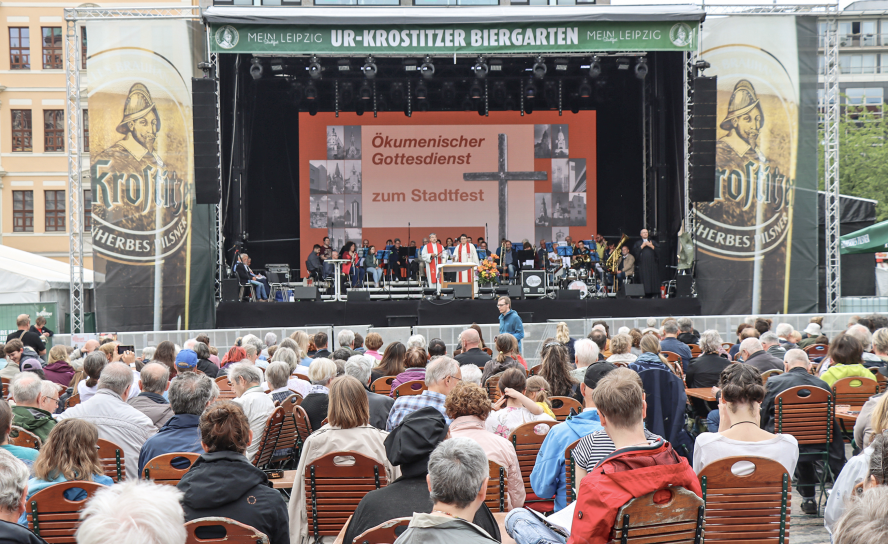 Der Leipziger Marktplatz am Sonntag: Beim Stadtfest-Gottesdienst ging es um Liebe und die diesjährige Jahreslosung »Alle eure Dinge lasst in Liebe geschehen«. In Statements kamen verschiedene Menschen zu Wort. © Sebastian Keller Der Leipziger Marktplatz am Sonntag: Beim Stadtfest-Gottesdienst ging es um Liebe und die diesjährige Jahreslosung »Alle eure Dinge lasst in Liebe geschehen«. In Statements kamen verschiedene Menschen zu Wort. © Sebastian Keller