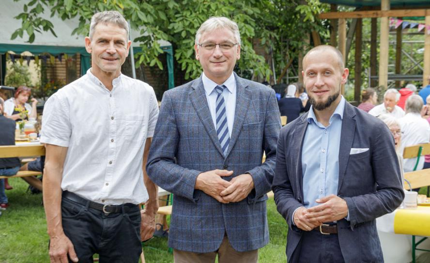 Bruderschafts-Generationen feiern das Jubiläum: Gründungsmitglied Prof. Johannes Berthold (M.) umrahmt von den jüngeren Brüdern Gilbert Peikert als geistlichem Leiter (l.) und dem Vorsitzenden Prof. Dr. Markus Schmidt. © Uwe Winkler