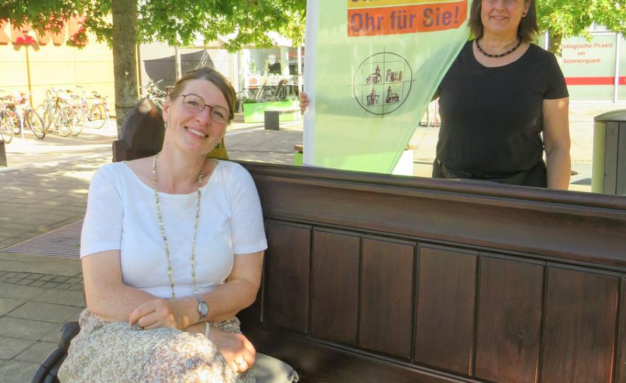 Barbara Hühler und Heike Zimmermann (stehend rechts) auf der rollenden Kirchenbank: Sie schenkten Passanten ein offenes Ohr, die in Leipzig-Probstheida zum Gespräch bereit waren. © Silvia Funke