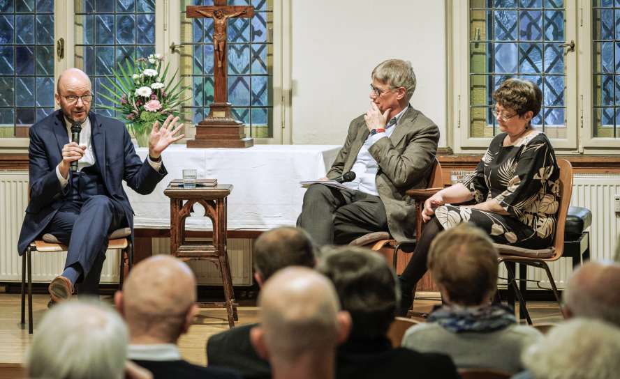 Landesbischof Tobias Bilz (l.) diskutierte im Matthäi-Haus Leipzig mit Dr. Annette Weidhas von der Evangelischen Verlagsanstalt Leipzig, Akademiedirektor Stephan Bickhardt und Gästen die These »Politik braucht Kirche«. © Uwe Winkler