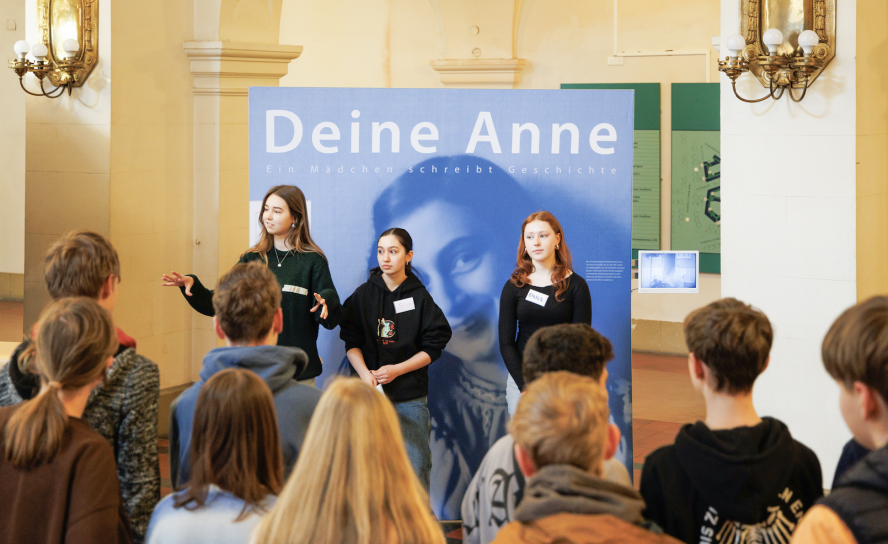 Die Leipziger Schülerinnen Luise, Sosan und Enna (v. l. ) führen Gleichaltrige durch die Ausstellung über Anne Frank im Neuen Rathaus Leipzig. © Uwe Winkler