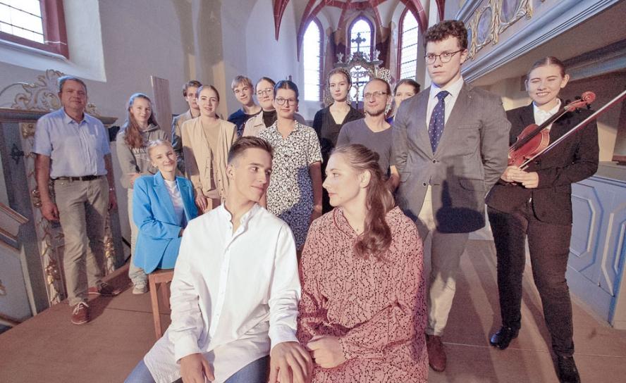 Theater in der Kirche: Die Brandiser Kirchen-Theater gruppe hat sich in diesem Jahr an Fontanes Gesellschaftsroman »Effi Briest« gewagt. © Roger Dietze