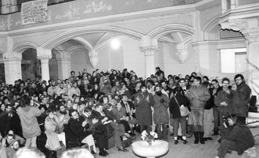 Protest und Solidarität: Trotz Einschüchterungen nach dem Überfall auf die Umweltbibliothek kamen täglich viele Menschen zu den Fürbittandachten in die Zionskirche – auch mit Transparenten. © Havemann-Gesellsch./Sigbert Schefke