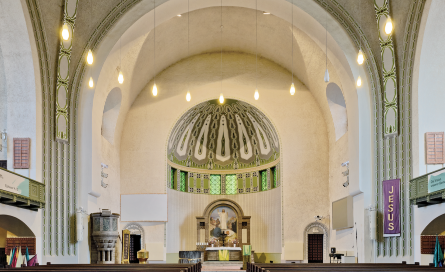 Blick in die Lutherkirche Chemnitz, die vom Jugendstil geprägt ist. Die Kirche ist Teil des neuen Buches »Schätze entdecken. Kleinode in Chemnitzer Kirchen«. © Kunstverlag Josef Fink, Lindenberg i. Allgäu/Carlo Böttger, Elsteraue