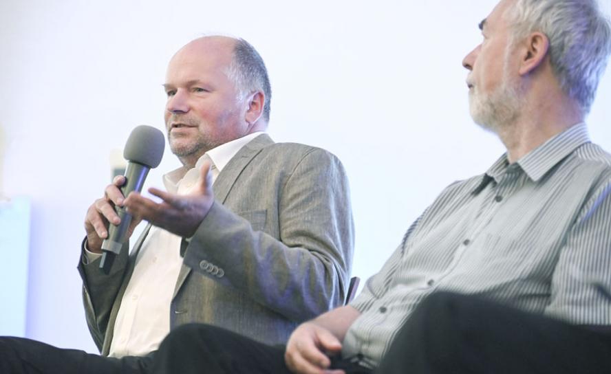 Gegen Ausgrenzung: Michael Beleites (l.) plädiert auf dem Podium der Konrad-Adenauer-Stiftung Dresden am vergangenen Donnerstag für das Miteinanderreden. Rechts: Markus Meckel. © Steffen Giersch