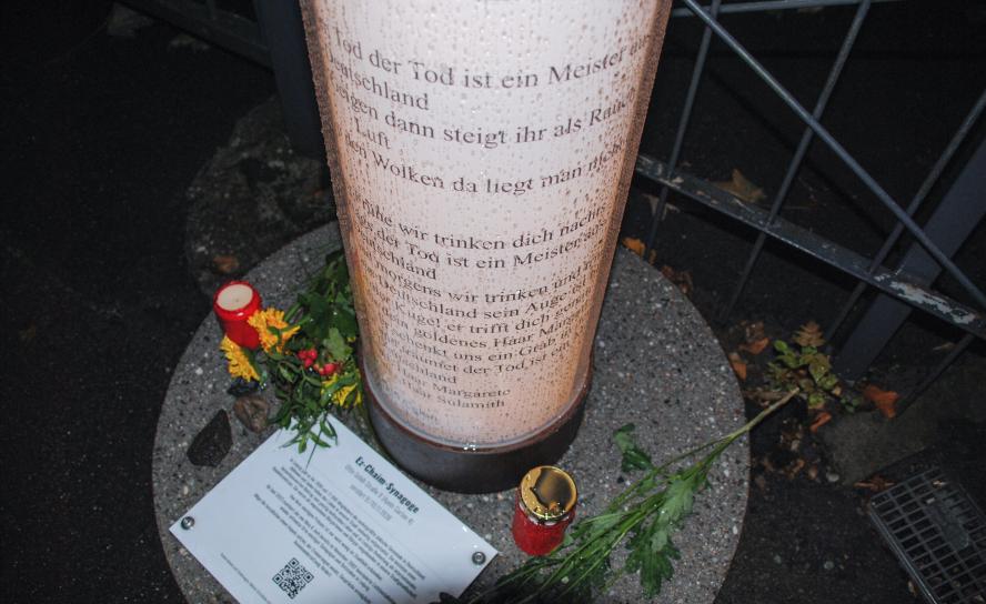 Lichtsäule am Ort der Leipziger Ez-Chaim-Synagoge (Otto-Schill-Straße 8), die am 9. November 1938 zerstört wurde. Jetzt erinnert diese Installation der Künstlerin Nina K. Jurk an sie. Zu lesen ist Paul Celans »Todesfuge«. © R. Weinhold-Heße