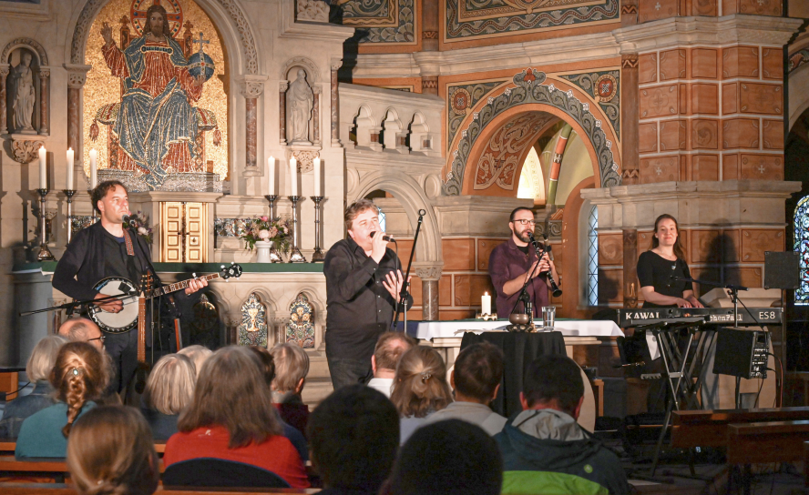 Die Lieder gehen ins Ohr, die Texte ins Herz: Die Band ZwischenFall beim Auftritt in der Dresdner Garnisonkirche. © Steffen Giersch