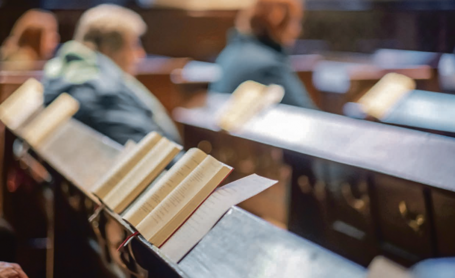 Gesungener Glaube: Lieder aus dem Evangelischen Gesangbuch gehören seit Generationen zum Gottesdienst. Sie sind gelebter Glaube. © epd-bild/Tim Wegner