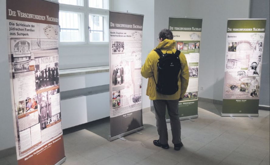 Ein Besucher betrachtet die Ausstellung in Dresden © Tomas Gärtner