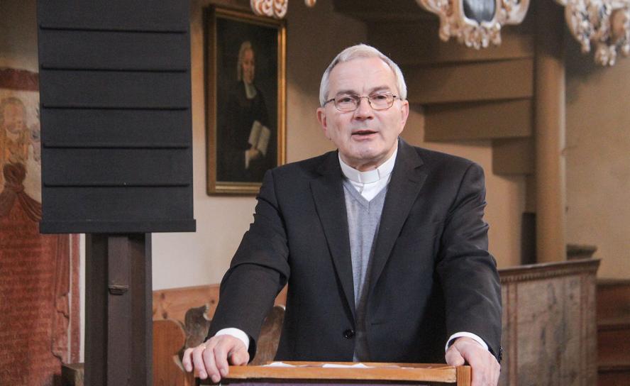 Als Auftakt zum Schirach-Jahr 2023/24 fand eine Gedenkveranstaltung in der Kirche Kleinbautzen statt. Jan Mahling sprach über Schirachs Verdienste als sorbischer Pfarrer und Bienenzüchter. © C. Schumann (l.); PD CC0