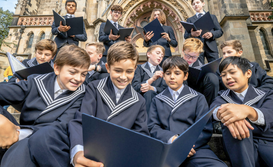 Gefragte Sängerknaben: Thomaner vor dem Portal der Thomaskirche Leipzig. Auch 2025 bieten sie ein umfangreiches. Programm mit zahlreichen Höhepunkten. © Philipp Kirschner – leipzigtravel