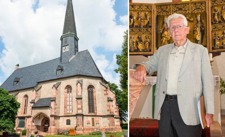 Ein schmaler Turm auf einer großen Kirche in Erlau. Giselher Günther zeigt den Altar der Kirche – mit Maria, der heiligen Barbara und der heiligen Katharina. Der große Flügelaltar mit seinen geschnitzten, farbigen und zum Teil vergoldeten Figuren stammt von 1500. Foto: Thomas Barth