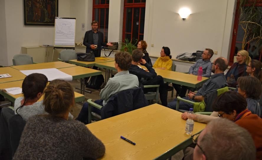 Informationsabend in der Michaelis-Friedens-Gemeinde: Otfried Junk (l.) vom Verein »Schwarzes Kreuz« sucht Ehrenamtliche, die Gefangene in der JVA Leipzig begleiten. ©Kohlsdorf Informationsabend in der Michaelis-Friedens-Gemeinde: Otfried Junk (l.) vom Verein »Schwarzes Kreuz« sucht Ehrenamtliche, die Gefangene in der JVA Leipzig begleiten. ©Kohlsdorf