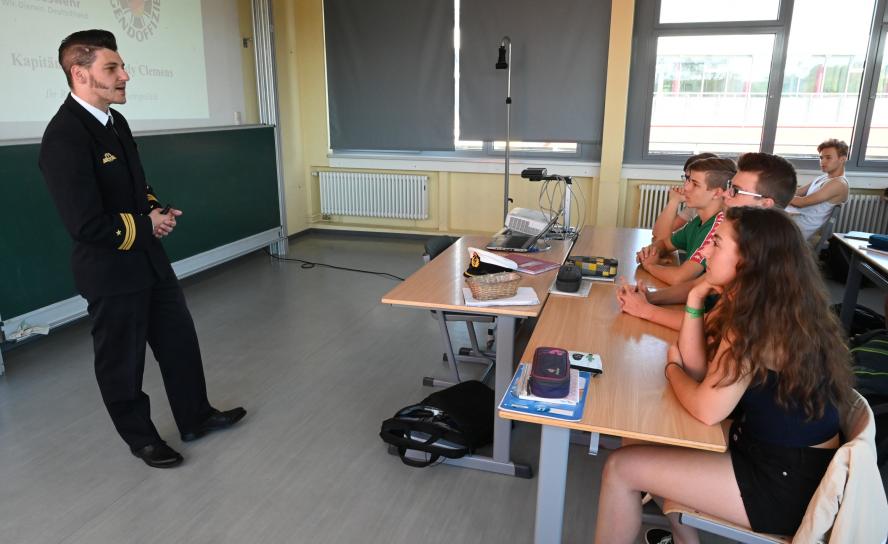 Jugendoffizier Andy Clemens berichtet im Gemeinschaftskunde-Unterricht im staatlichen Herder-Gymnasium in Pirna-Copitz über seine Bundeswehr-Erfahrungen und über Außen- und Sicherheitspolitik. Foto: Steffen Giersch Jugendoffizier, Bundeswehr, Schule, politische Bildung, Kooperation