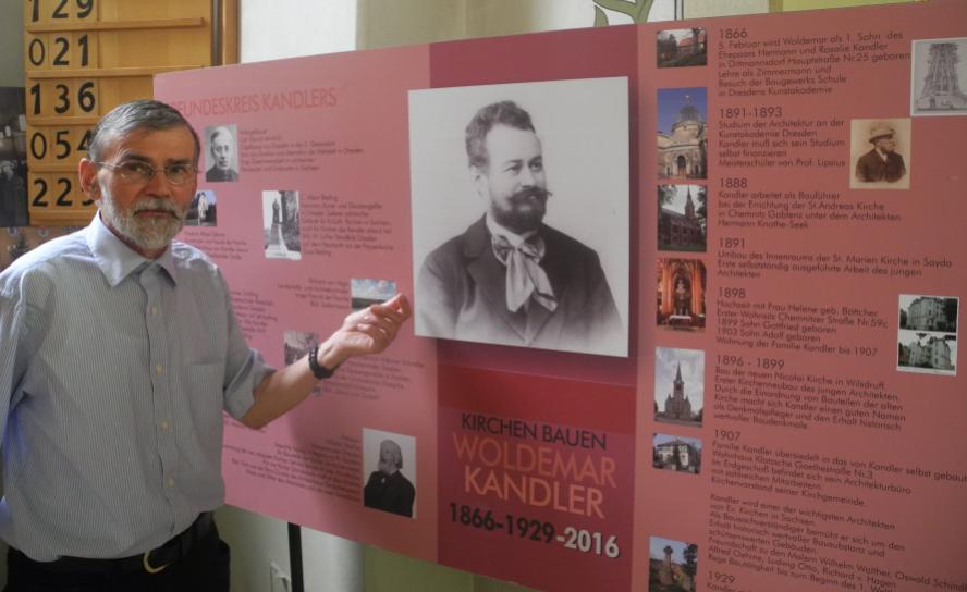 Kirchvorsteher Eberhard Zobel zeigt in der Kirche Schmeckwitz auf die Ausstellung über den Architekten Woldemar Kandler. Foto: Andreas Kirschke Woldemar Kandler, Schmeckwitz, Kirche, Ausstellung, Eberhard Zobel