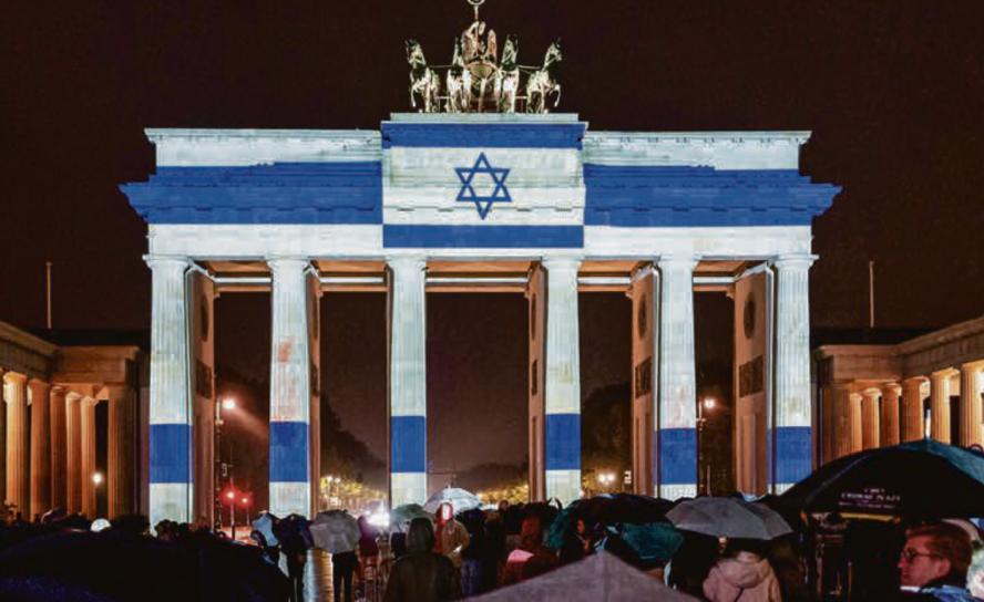 Die Israelische Flagge wird auf Wunsch des Regierenden Bürgermeisters am Rande des »Festival of Lights« als Solidaritätsbekundung auf das Brandenburger Tor projiziert. Die palästinensische Pfarrerin Sally Azar kritisierte das und fragte, wo dabei die Perspektive der Palästinenser sei. © picture alliance/Fabian Sommer