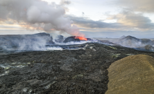 Am Rande des Vulkans: Grindavík, auf der Halbinsel Reykjanesskagi gelegen, ist seit 2023 stark von Vulkanausbrüchen an der Sundhnúkur-Kraterkette betroffen. © stock.adobe.com/SandraSevJarocka